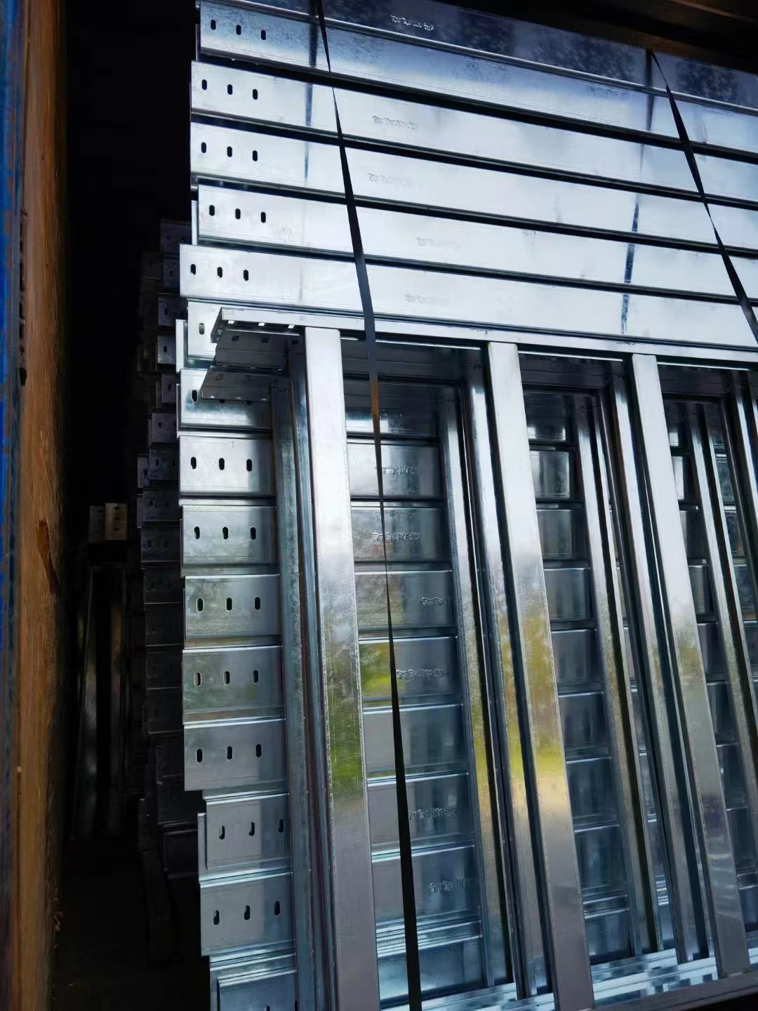 安裝阻燃鍍鋅線(xiàn)盒時(shí)有哪些注意事項(xiàng)？